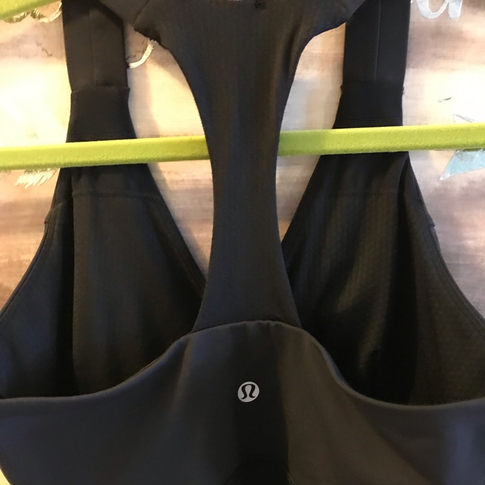 Black lululemon cross over tank top with bra sz 6!